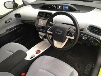 2016 Toyota Prius - Thumbnail