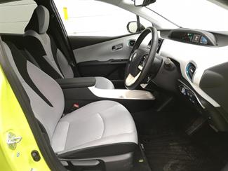2016 Toyota Prius - Thumbnail