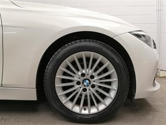 2017 BMW 330e - Thumbnail