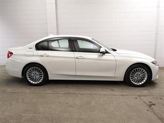 2017 BMW 330e - Thumbnail