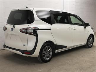 2017 Toyota Sienta - Thumbnail