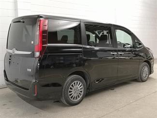 2015 Toyota Esquire - Thumbnail