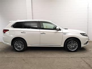 2019 Mitsubishi Outlander - Thumbnail