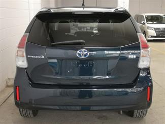 2017 Toyota Prius - Thumbnail