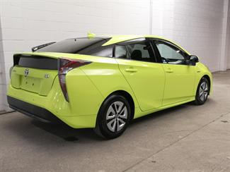 2016 Toyota Prius - Thumbnail