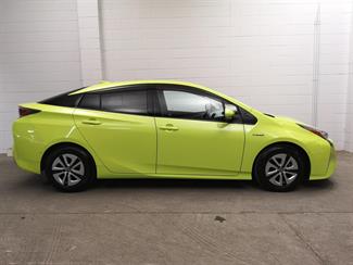 2016 Toyota Prius - Thumbnail