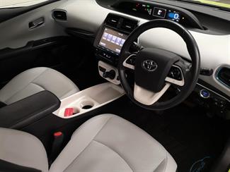 2016 Toyota Prius - Thumbnail