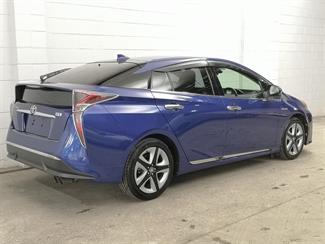 2016 Toyota Prius - Thumbnail