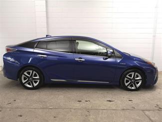 2016 Toyota Prius - Thumbnail