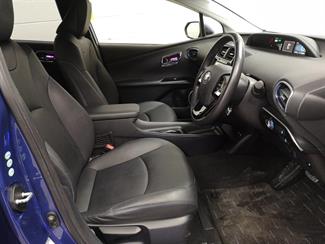 2016 Toyota Prius - Thumbnail
