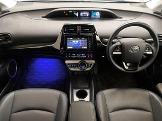 2016 Toyota Prius - Thumbnail