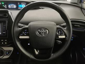 2016 Toyota Prius - Thumbnail
