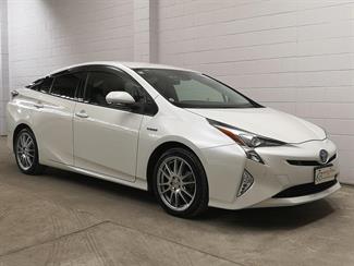 2016 Toyota Prius - Thumbnail