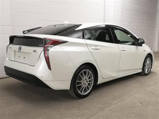 2016 Toyota Prius - Thumbnail