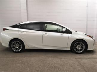 2016 Toyota Prius - Thumbnail