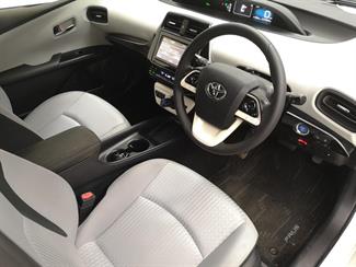 2016 Toyota Prius - Thumbnail