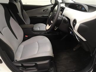 2016 Toyota Prius - Thumbnail