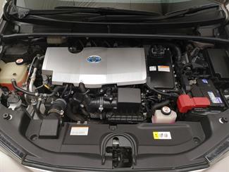 2017 Toyota Prius - Thumbnail