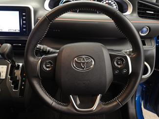 2016 Toyota Sienta - Thumbnail