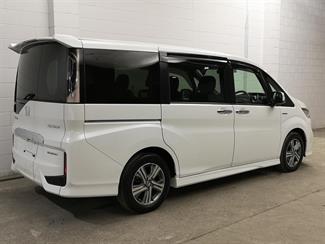 2017 Honda Stepwagon - Thumbnail