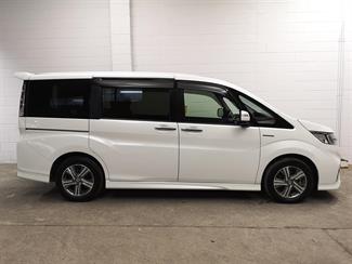 2017 Honda Stepwagon - Thumbnail