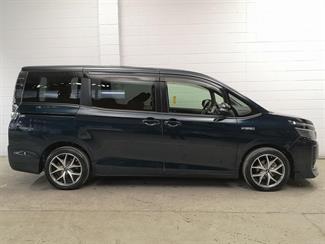2014 Toyota Voxy - Thumbnail