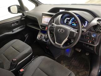 2014 Toyota Voxy - Thumbnail
