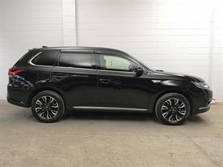 2015 Mitsubishi Outlander - Thumbnail