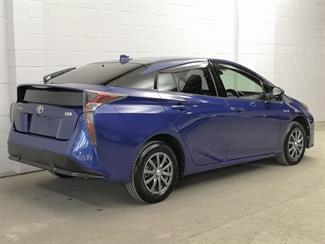 2016 Toyota Prius - Thumbnail