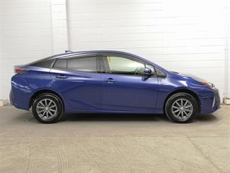 2016 Toyota Prius - Thumbnail