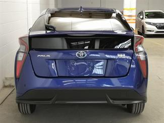 2016 Toyota Prius - Thumbnail