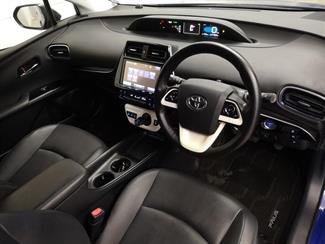 2016 Toyota Prius - Thumbnail