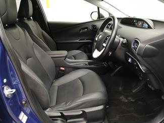 2016 Toyota Prius - Thumbnail