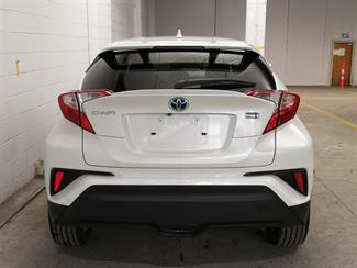 2017 Toyota C-HR - Thumbnail
