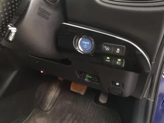 2016 Toyota Prius - Thumbnail