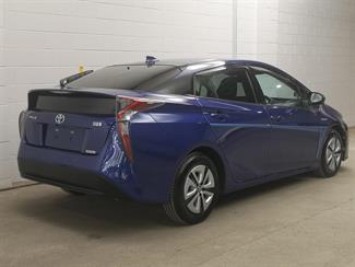 2016 Toyota Prius - Thumbnail