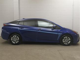 2016 Toyota Prius - Thumbnail