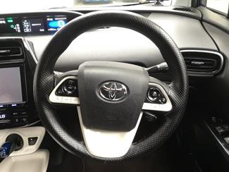 2016 Toyota Prius - Thumbnail