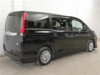 2017 Toyota Noah - Thumbnail