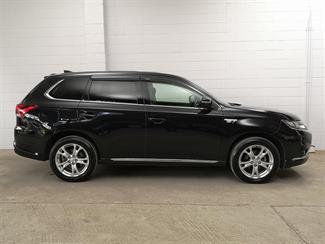 2016 Mitsubishi Outlander - Thumbnail