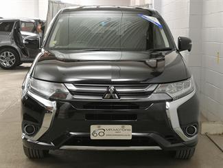 2016 Mitsubishi Outlander - Thumbnail