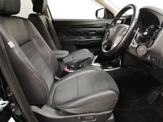 2016 Mitsubishi Outlander - Thumbnail