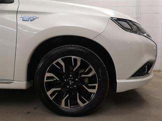 2017 Mitsubishi Outlander - Thumbnail