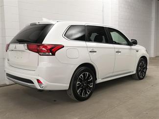 2017 Mitsubishi Outlander - Thumbnail