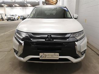 2017 Mitsubishi Outlander - Thumbnail