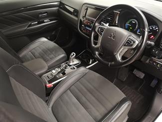 2017 Mitsubishi Outlander - Thumbnail