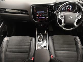 2017 Mitsubishi Outlander - Thumbnail