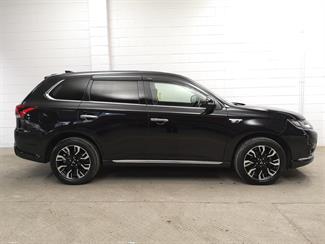 2015 Mitsubishi Outlander - Thumbnail