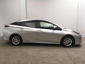 2016 Toyota Prius - Thumbnail