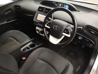 2016 Toyota Prius - Thumbnail